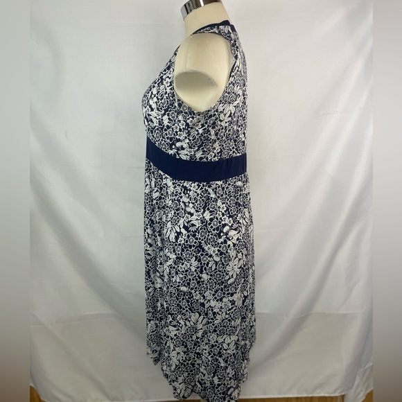 LL BEAN navy and white floral Vneck dress. This hangs beautifully. Size XL - Picture 4 of 5